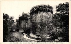 CPA Nantes Ditches and the Frontage of the Castle of Brittany