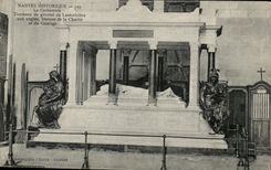 CPA Historical Nantes the Cathedral Tomb of general of Lamoriciere to the angles Statues of charity and courage