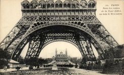 CPA Paris Under the vaults of the Eiffel Tower with far Trocadero