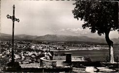 CPA La Garoupe La table d orientation Vue panoramique sur Antibes Au fond la Chaine des Alpes