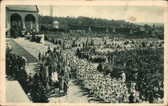 CPA Lisieux Basilique Une ceremonie sur le parvis