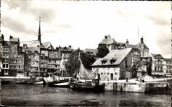 CPA Honfleur (Calvados) Vieux bassin et Lieutenance Bateaux 