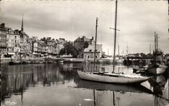 CPA Honfleur (Calvados) Le vieux bassin Bateau 