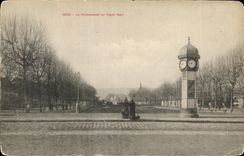 CPA Sens La Promenace du Tapis Vert Horloge