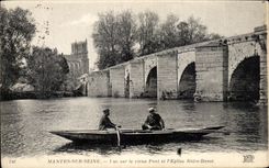 CPA Mantes Sur Seine Vue sur le vieux Pont et I Eglise Notre Dame