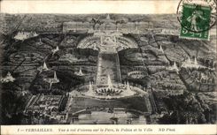 CPA Versailles Vue a vol d oiseau sur le Parc le Palais et la Villes