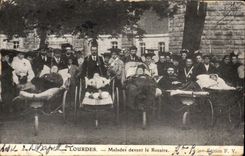 CPA Lourdes Malades devant le Rosaire