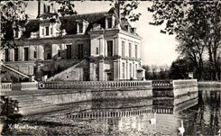 CPA Fontainebleau Le Palais L aile de l ancienne comedie et la cour de la fontaine baignee par l etang des carpes