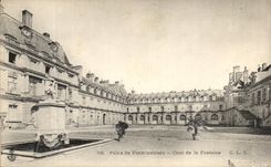 CPA Palais de Fontainebleau Cour de la Fontaine