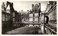 CPA Fontainebleau Le Palais Cour ovale vue du Pavillon St Louis