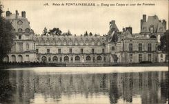 CPA Palais de Fontainebleau Etang aux Carpes et cour des Fontaines