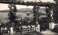 Niza de CPA vista entre de las pergolas florecidas