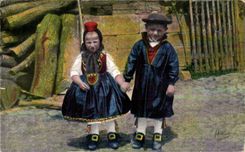 CPA Hessische Trachten Schwalmer Kinder Das jungste Libesparchen Folklore Costume Enfants