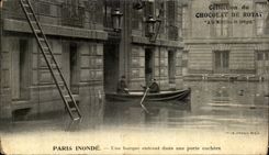CPA Collection of the Chocolate De Royat Paris Floods a Boat entering a Gate cochere Inondations 1910