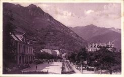 CPA Les Beaux Paysages de France Les Pyrenees Cauterets Le Casino et I Esplanade des