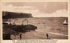 CPA Arromanches Les Bains Port de la Liberation la Plage Digues et Villas