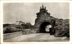 CPA Biarritz Le Rocher De La Vierge Au Fond Le Musee De La Mer