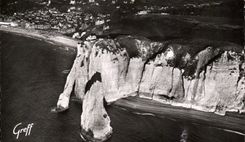 CPA En Normandie Etretat Vue Aerienne Les Falaises L'Aiguille La Porte Et Le Plage