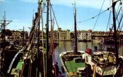 CPA Saint Jean De Luz Retour de la Peche aux Thons au fond la Maison de I'Infante Bateau