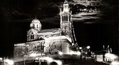CPA Le Carrefour Du Monde Marseille Basilique De La Garde La Nuit