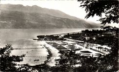 CPA Aix Les Bains Vue Generale De La Plage Et Le Lac Du Bourget