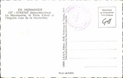 CPA En Normandie Etretat La Manneporte la Porte d'Aval et I'Aiguille vues de la Haute Mer