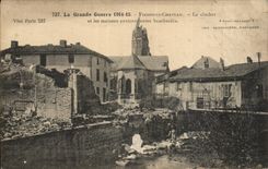 CPA La Grande Guerre Vienne Le Chateau Le clocher et les Maisons environnantes bombardes