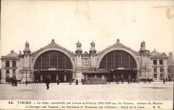 CPA Tours La Gare construite par Laloux architecte sur les Pylones statues de Mantes et Limoges par Hugues