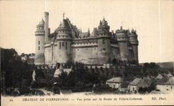 CPA Chateau de Pierrefonds Vue Prise sur de Route de Villers Cotterets