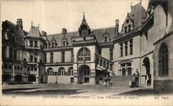 CPA Chateau de Pierrefonds Cour d'Honneur le beffroi