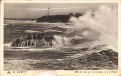 CPA Biarritz Effet de mer sur les rochers vers le Phare