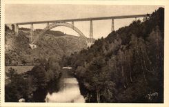 CPA La Douce France Environs de Saint Flour La vallee de la Truyere et la viaduc du Garabit 