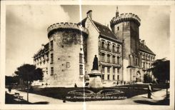 CPA Angouleme L'Hotel de Ville et les Jardins