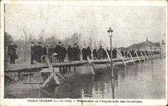 CPA Paris Inonde Passerelle de I'Esplanade des Invalides Inondations 