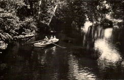CPA La Roche Posay Les Bains Promenade sur la Creuse