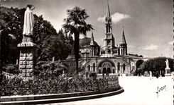 CPA Lourdes the High Pyrenees Basiliqe and the Virgin of L esplanade