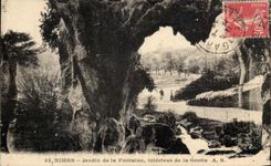 Jardin interior de CPA Nimes de la fuente de la cueva
