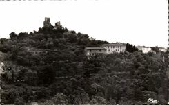 CPA Grimaud vae un nid au ceur des maures coteau fleuri et ruines du chateau