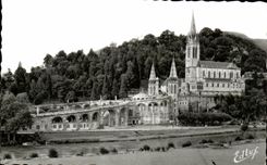CPA Lourdes la basilique vue d'ensemble