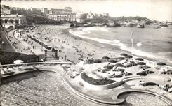 CPA Biarritz La Grande Plage Au 1er plan la Piscine de I'Hotel du Palais