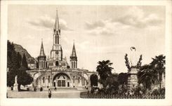 CPA Lourdes the Basilica and the Virgin couronnee