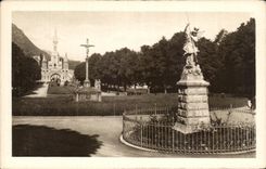 CPA Lourdes St Michel la Croix des Bretons et la Basilique 