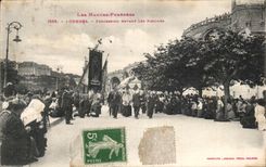 CPA Lourdes Procession devant les piscines
