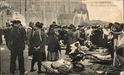 CPA Les Pyrenees Lourdes Malades devant les piscines 