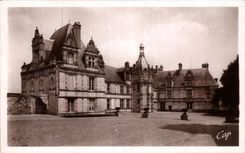 CPA St Aignan Sur Cher Chateau Cour d'Honneur Partie Sud Est