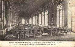 CPA Versailles Galerie Des Glaces Ou Fut Signe Le Traite De Paix le 28 juin 1919