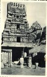 CPA Indes Devant cette Pagode hindoue deux brahmes India Inde