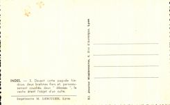 CPA Indes Devant cette Pagode hindoue deux brahmes India Inde
