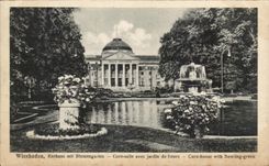 CPA Wiesbaden Kurhaus mit Blumengarten Cure salle avec jardin de fieurs