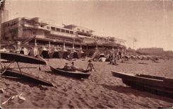CPA St Jean de Luz Sur la plage devant la Pergola